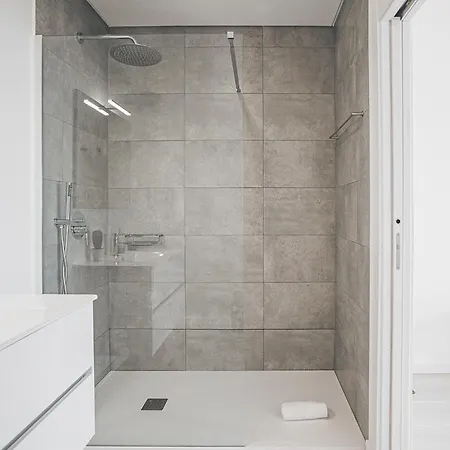 Delfina * Santa Barbara (Lisbon)